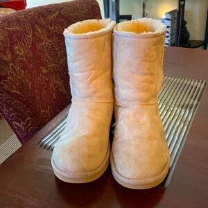 Classic Women’s UGG Short ll Boots. Color Mustard Seed, Size 8